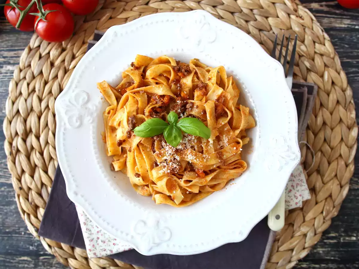 Nudeln mit Bolognese-Soße - tagliatelle al ragù alla bolognese - foto 5