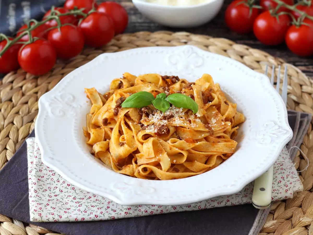 Nudeln mit Bolognese-Soße - tagliatelle al ragù alla bolognese - foto 6