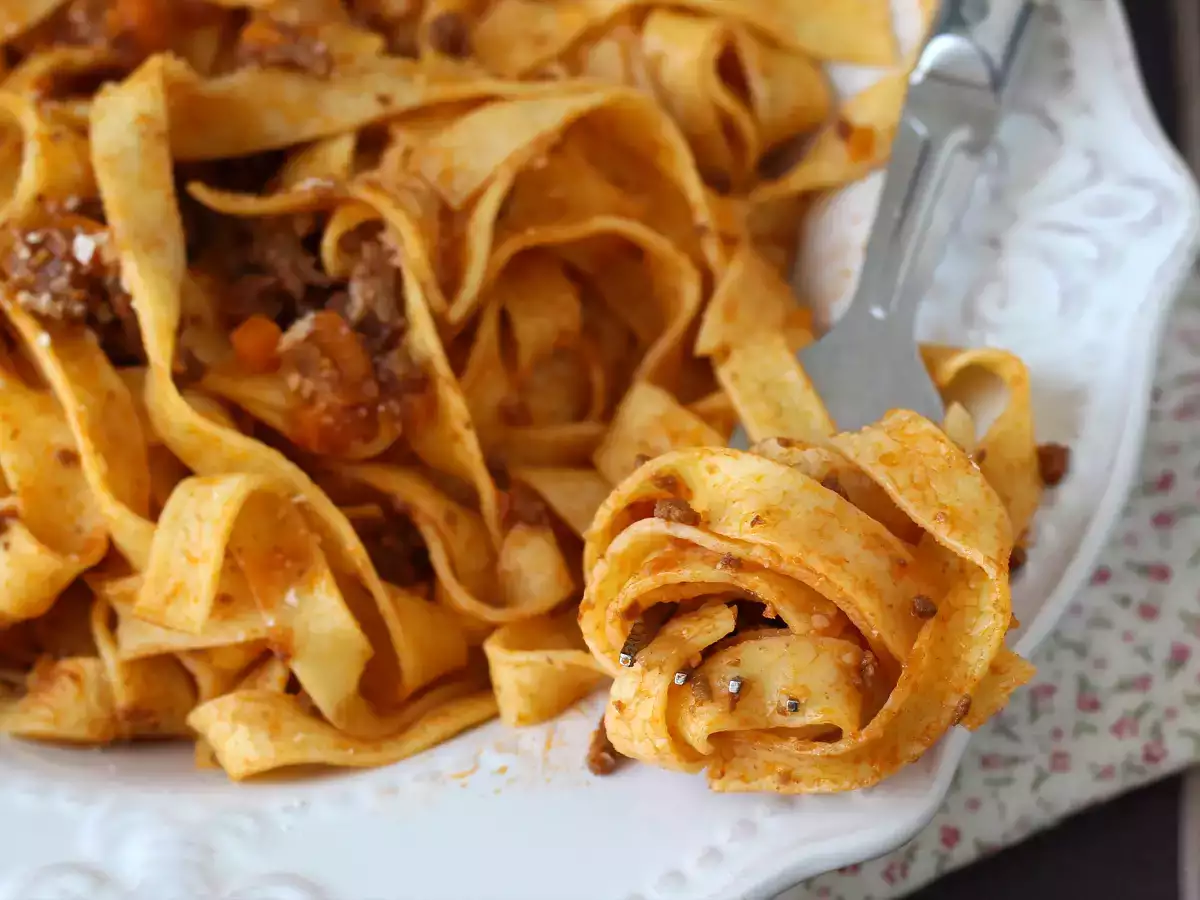 Nudeln mit Bolognese-Soße - tagliatelle al ragù alla bolognese - foto 7