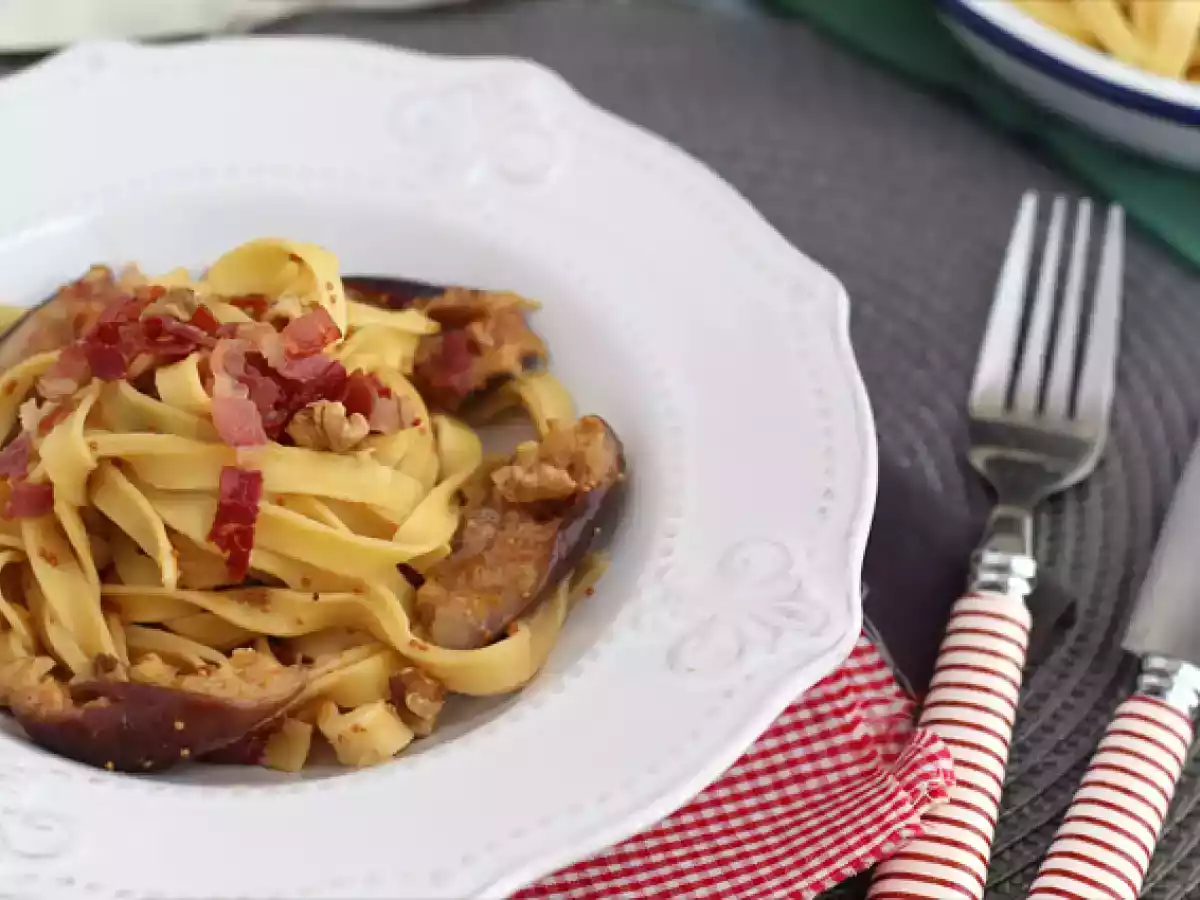 Nudeln mit Feigen und Pancetta