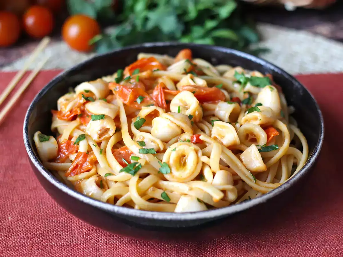 Nudeln mit gefrorenem Tintenfisch und Kirschtomaten: einfaches und leckeres Rezept - foto 4