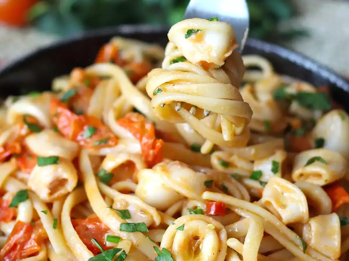 Nudeln mit gefrorenem Tintenfisch und Kirschtomaten: einfaches und leckeres Rezept - foto 6