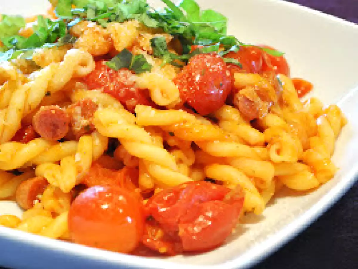 Nudeln mit Kirschtomaten, scharfer Salami & weißen Bohnen