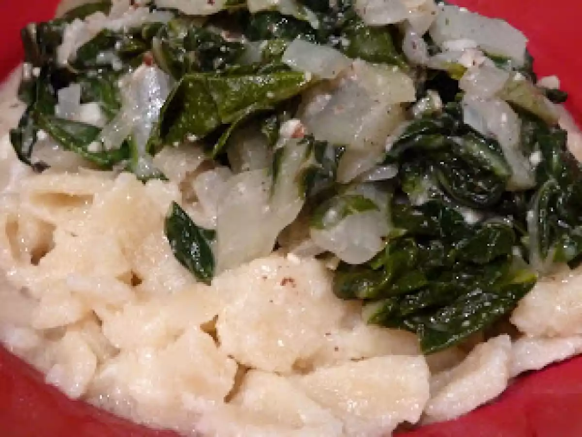 Nudeln mit Mangold in nussiger Sahnesauce