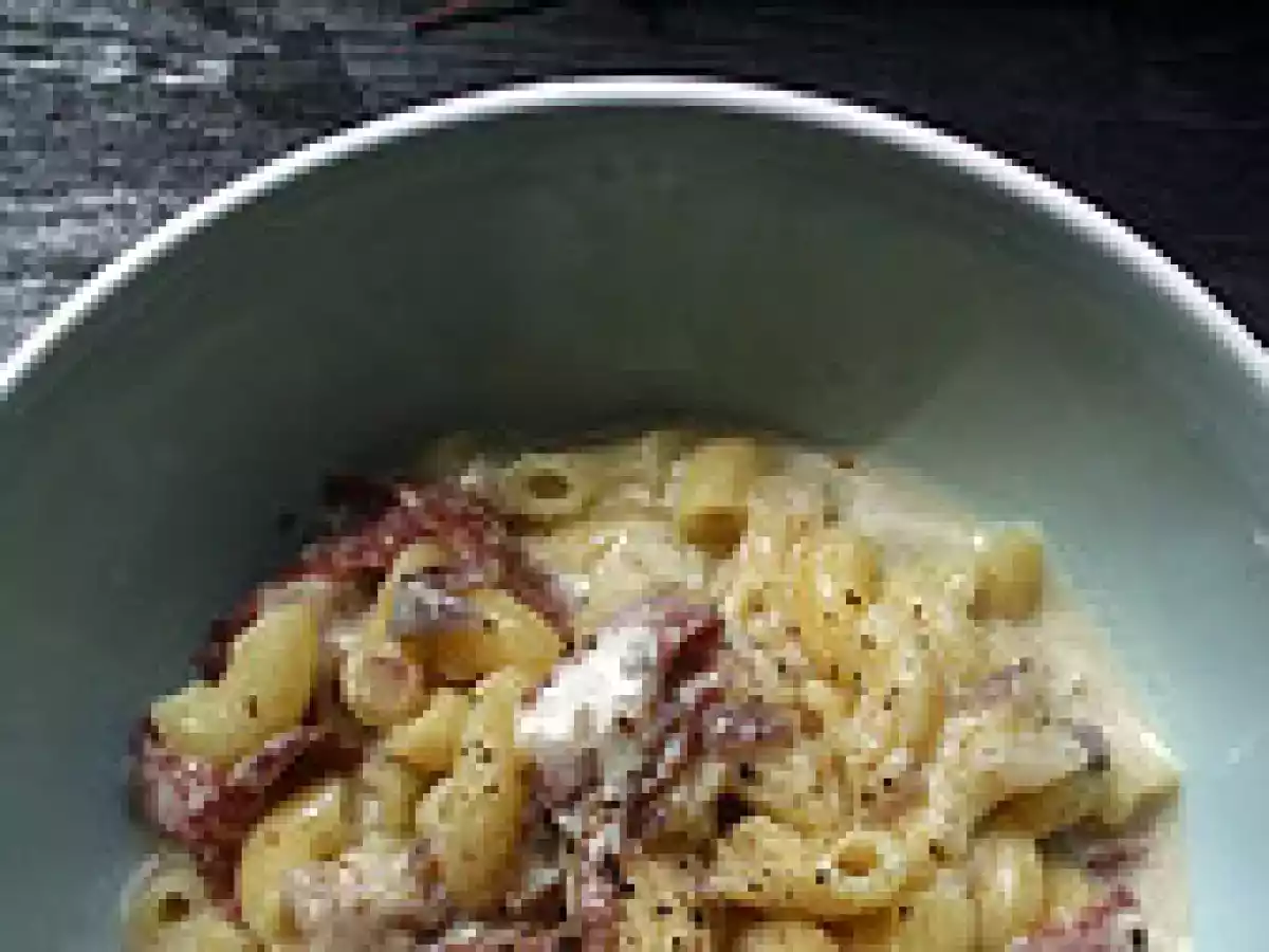 Nudeln mit salami-käse-sauce