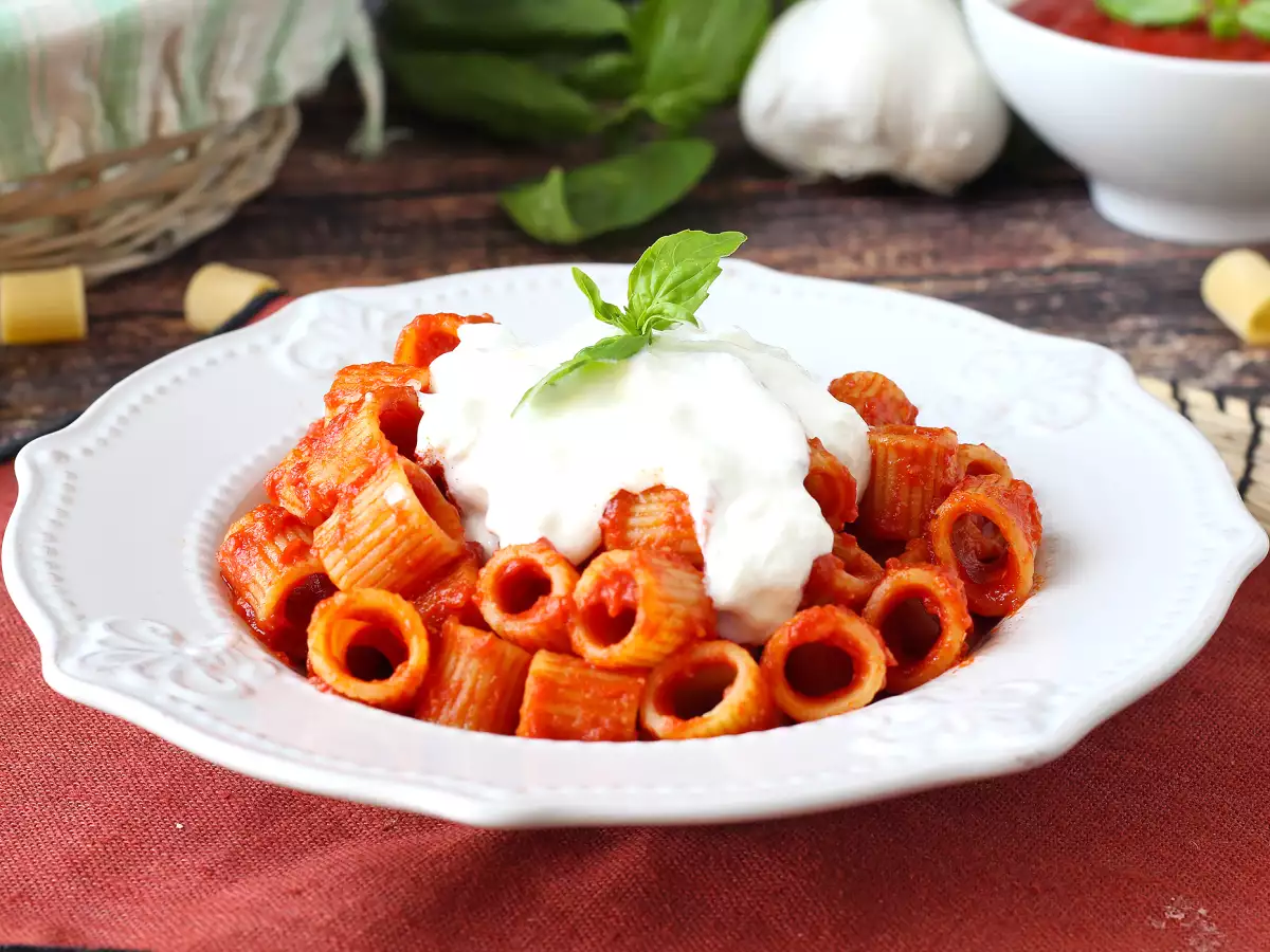Nudeln mit Stracciatella und cremiger Tomate: der erste Gang ist in 10 Minuten fertig - foto 2