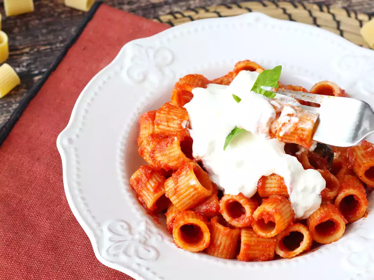 Nudeln mit Stracciatella und cremiger Tomate: der erste Gang ist in 10 Minuten fertig - foto 4
