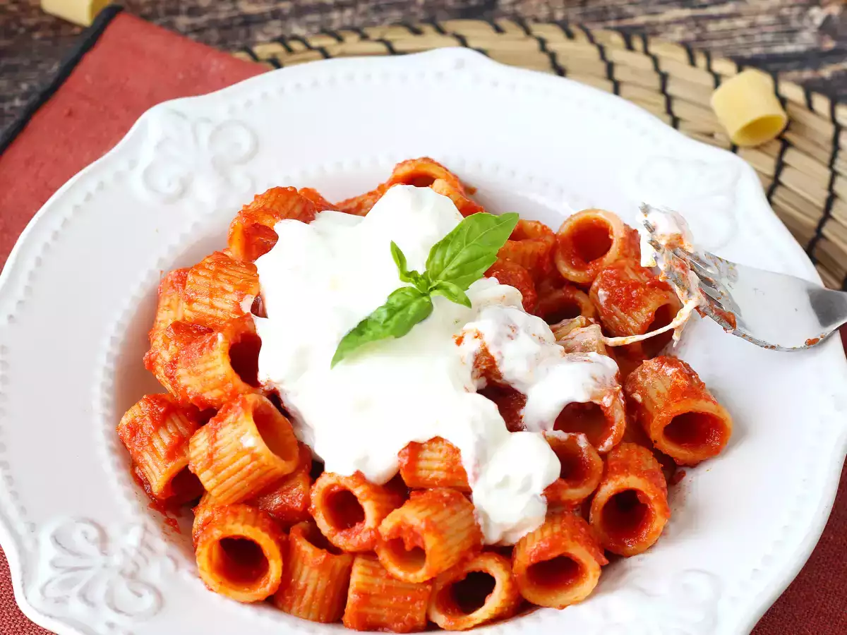 Nudeln mit Stracciatella und cremiger Tomate: der erste Gang ist in 10 Minuten fertig - foto 5