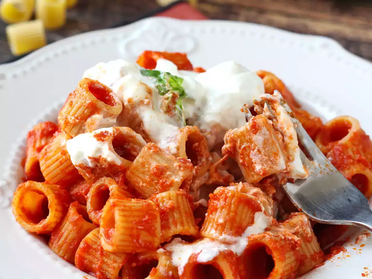 Nudeln mit Stracciatella und cremiger Tomate: der erste Gang ist in 10 Minuten fertig - foto 7