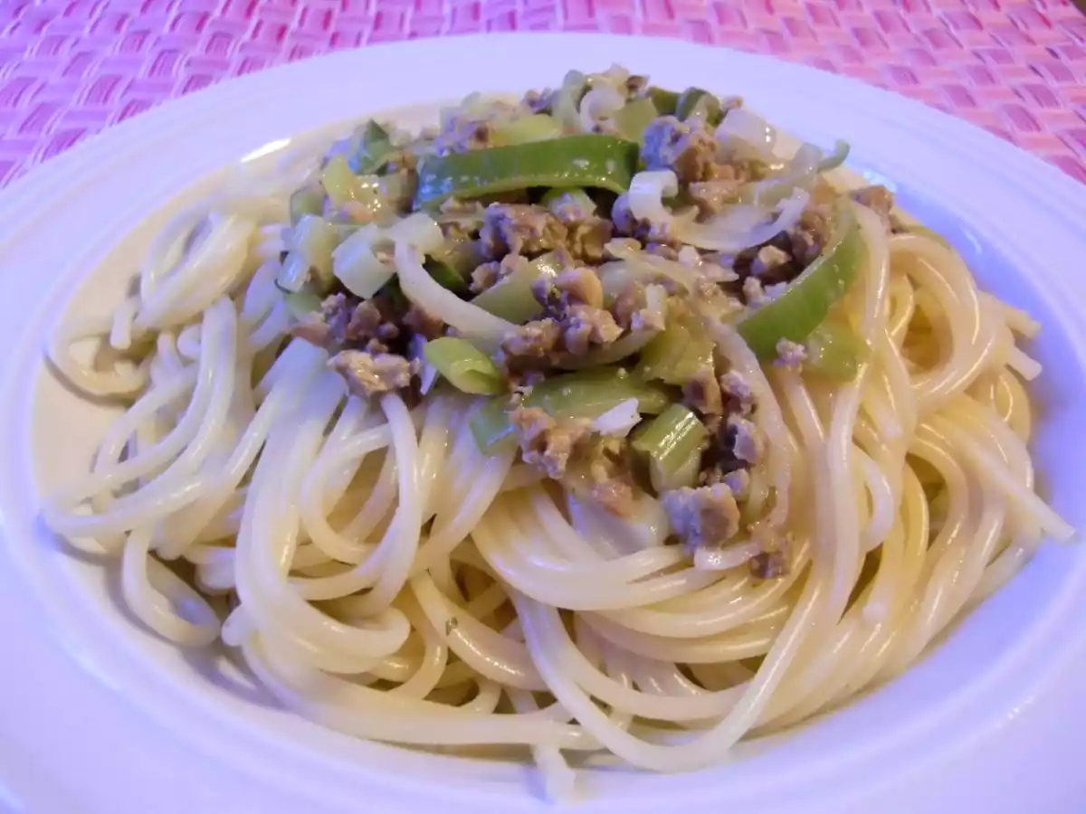 Nudeln mit vegetarischer Hack-Lauch-Käsesoße