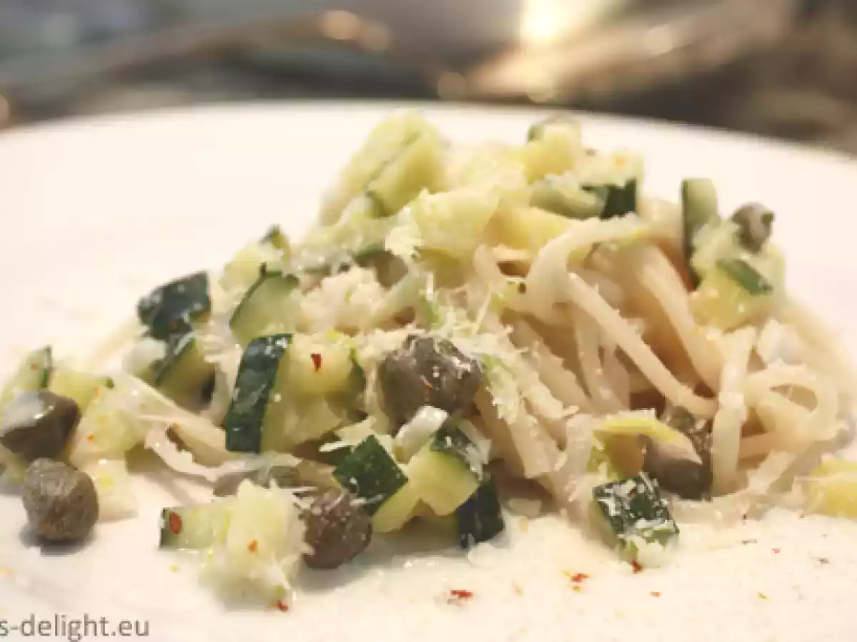 Nudeln mit Zucchini und Kapern oder was der Kühlschrank so hergibt