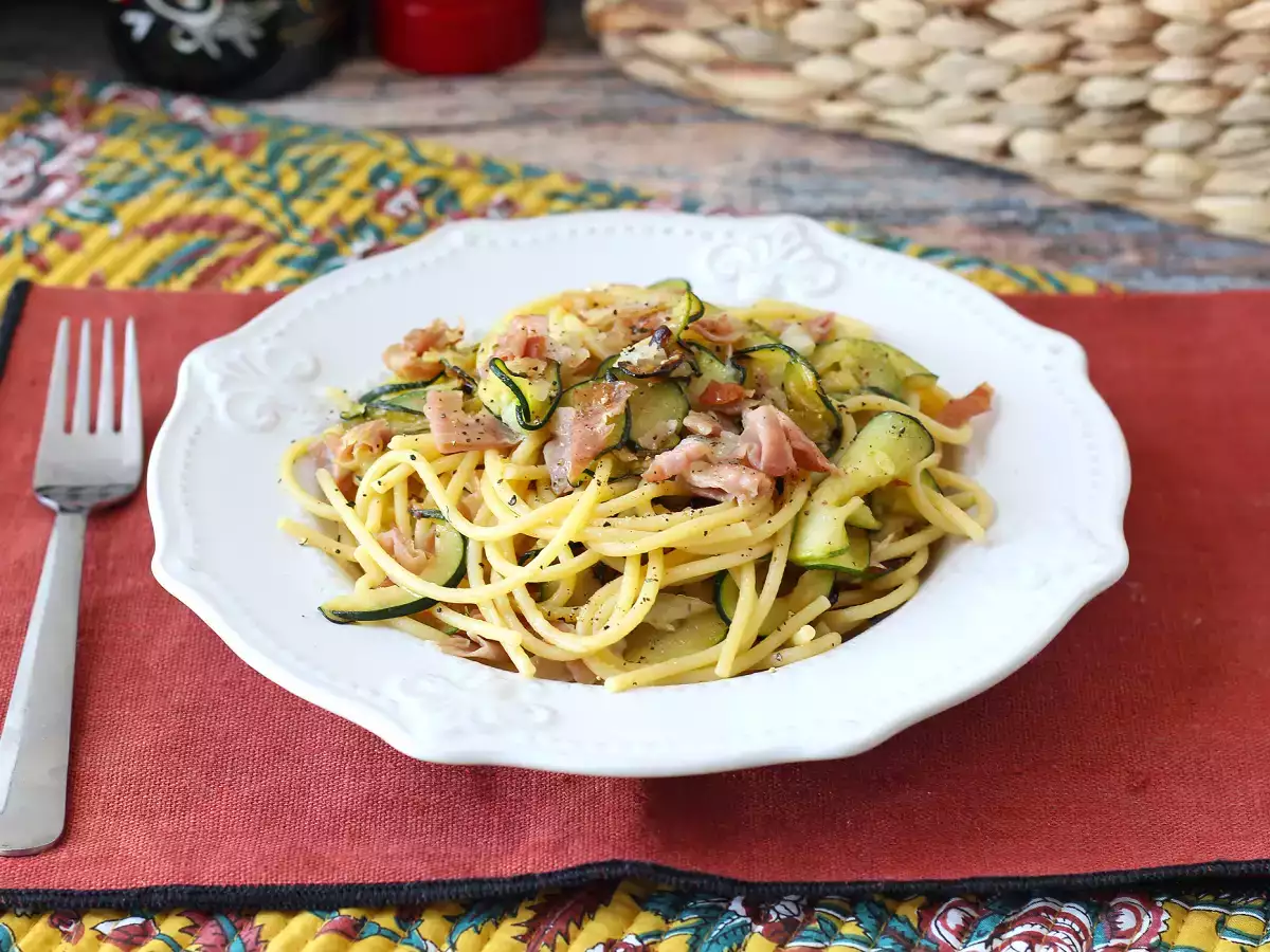 Nudeln mit Zucchini und knusprigem Speck: ein einfaches Rezept für Mittag- und Abendessen - foto 2