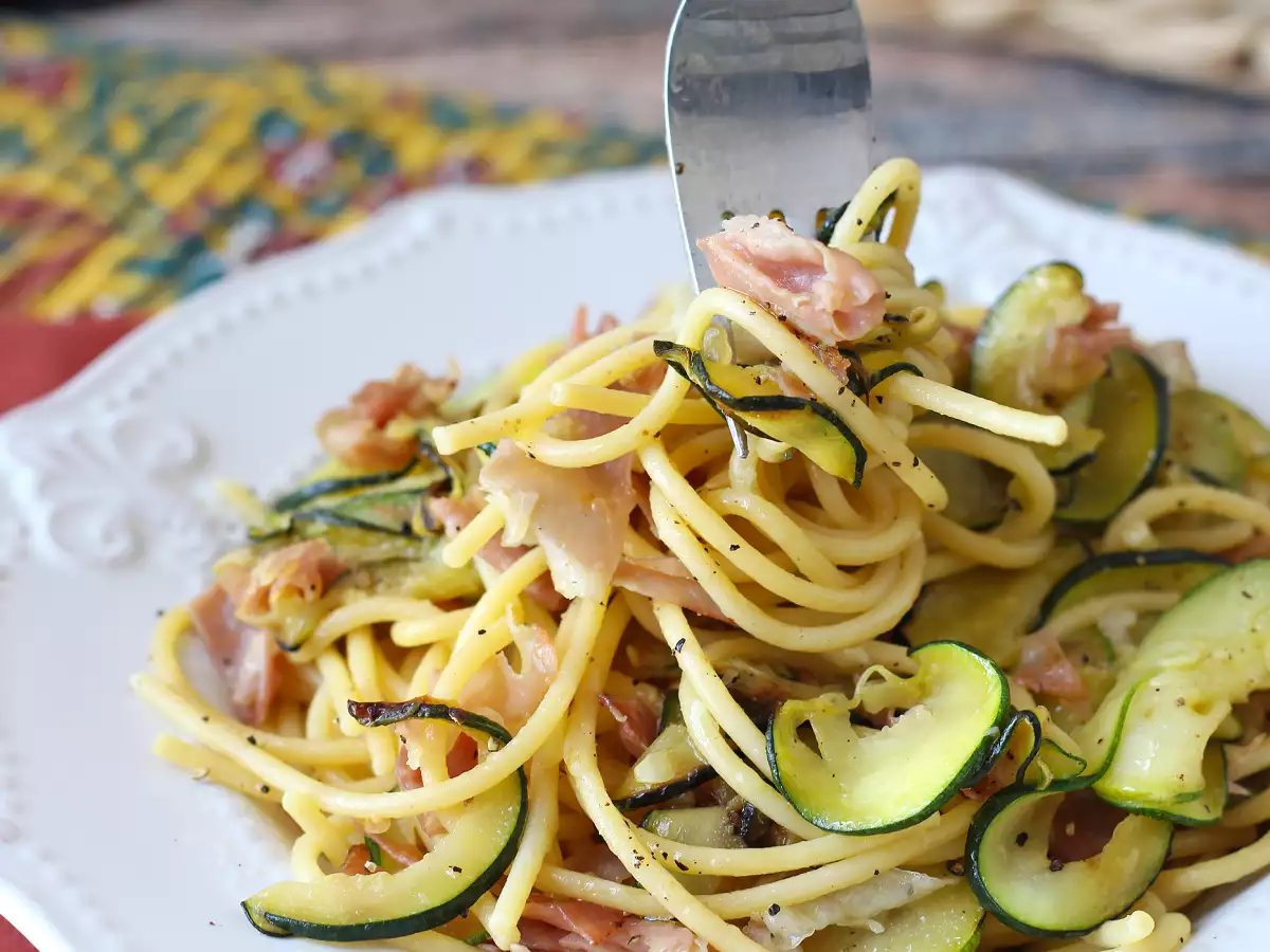 Nudeln mit Zucchini und knusprigem Speck: ein einfaches Rezept für Mittag- und Abendessen - foto 3