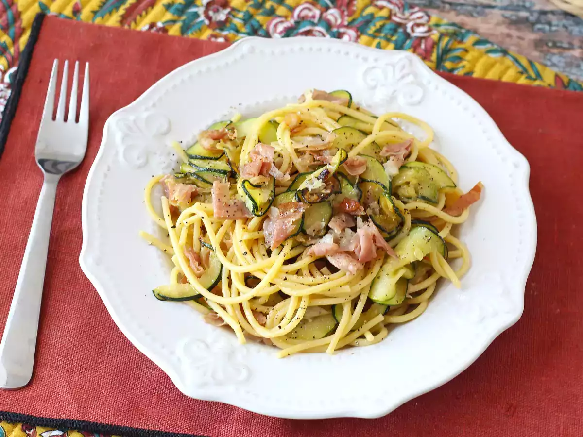 Nudeln mit Zucchini und knusprigem Speck: ein einfaches Rezept für Mittag- und Abendessen - foto 4