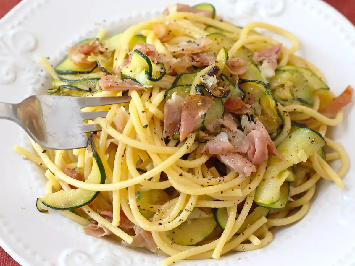 Nudeln mit Zucchini und knusprigem Speck: ein einfaches Rezept für Mittag- und Abendessen - foto 5