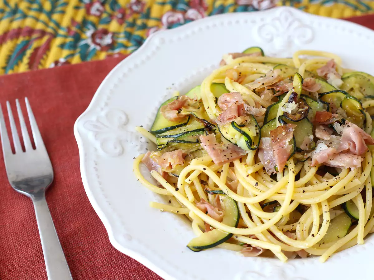 Nudeln mit Zucchini und knusprigem Speck: ein einfaches Rezept für Mittag- und Abendessen - foto 6