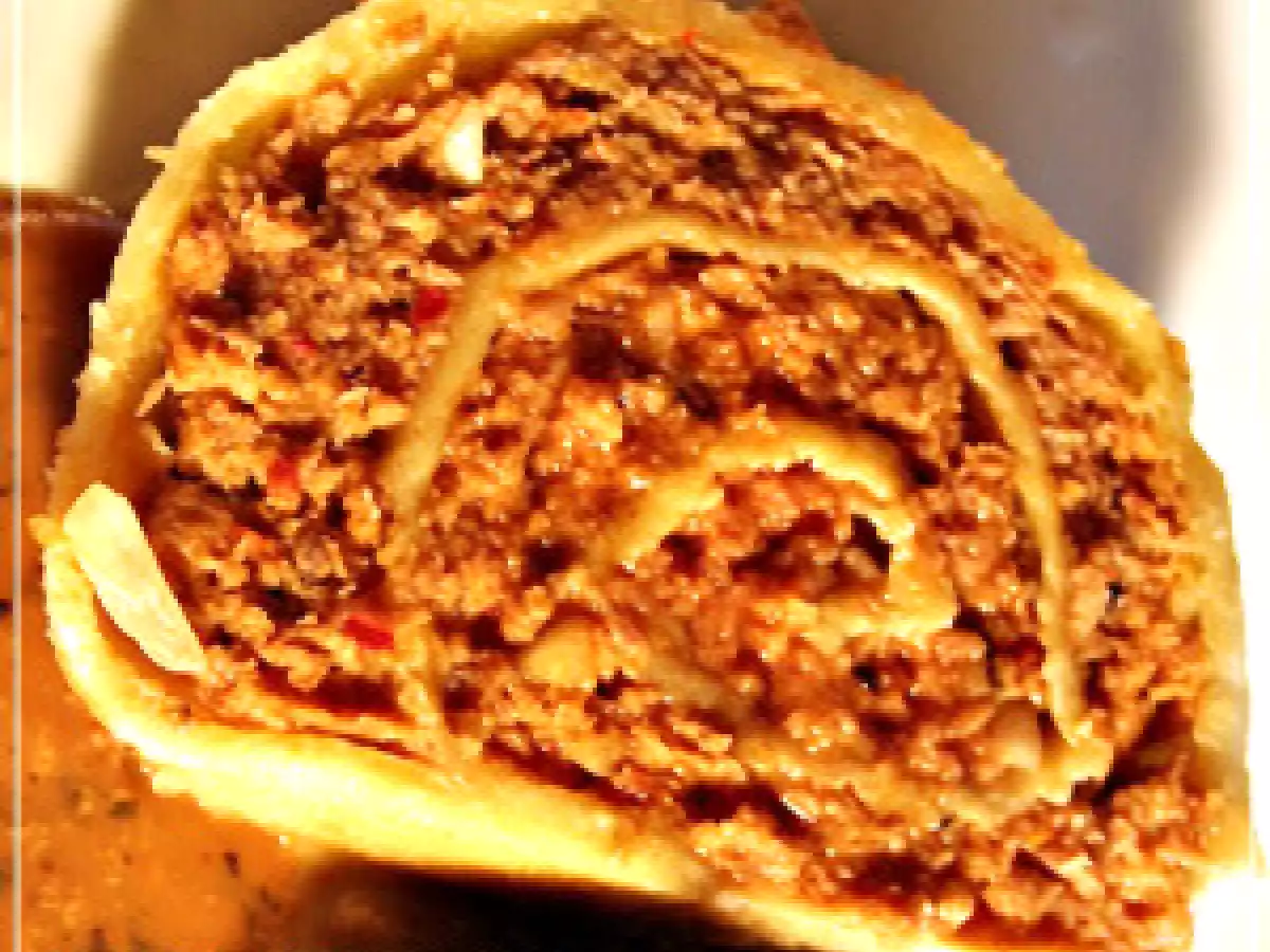 Nudelrolle mit Hackfleischfüllung