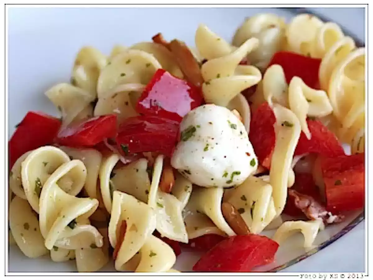 Nudelsalat mit Bacon und Pinienkernen