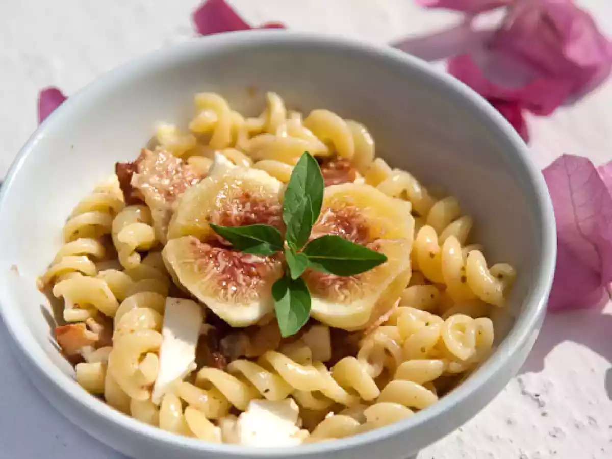 Nudelsalat mit Feigen, Speck und Feta Käse