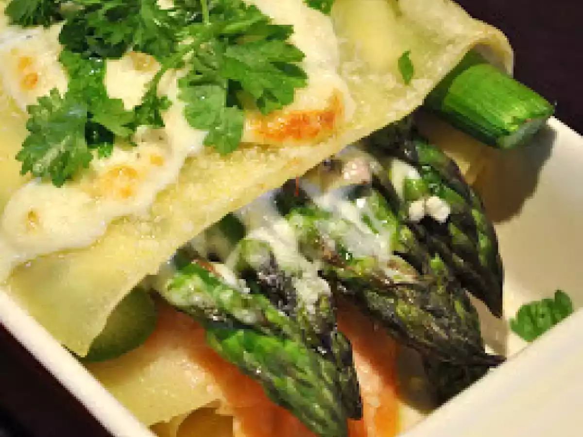 Nudeltaschen mit grünem Spargel & Räucherlachs