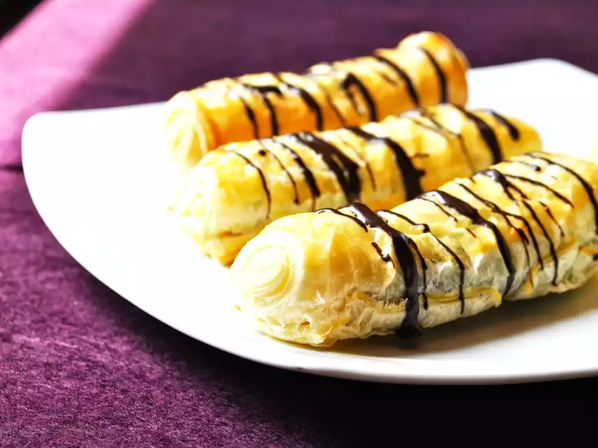 Nuss-Nougat-Röllchen mit Schokosplittern