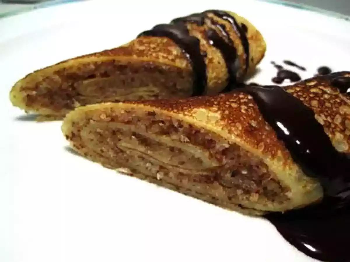 Nusspalatschinken mit Schokoladensoße