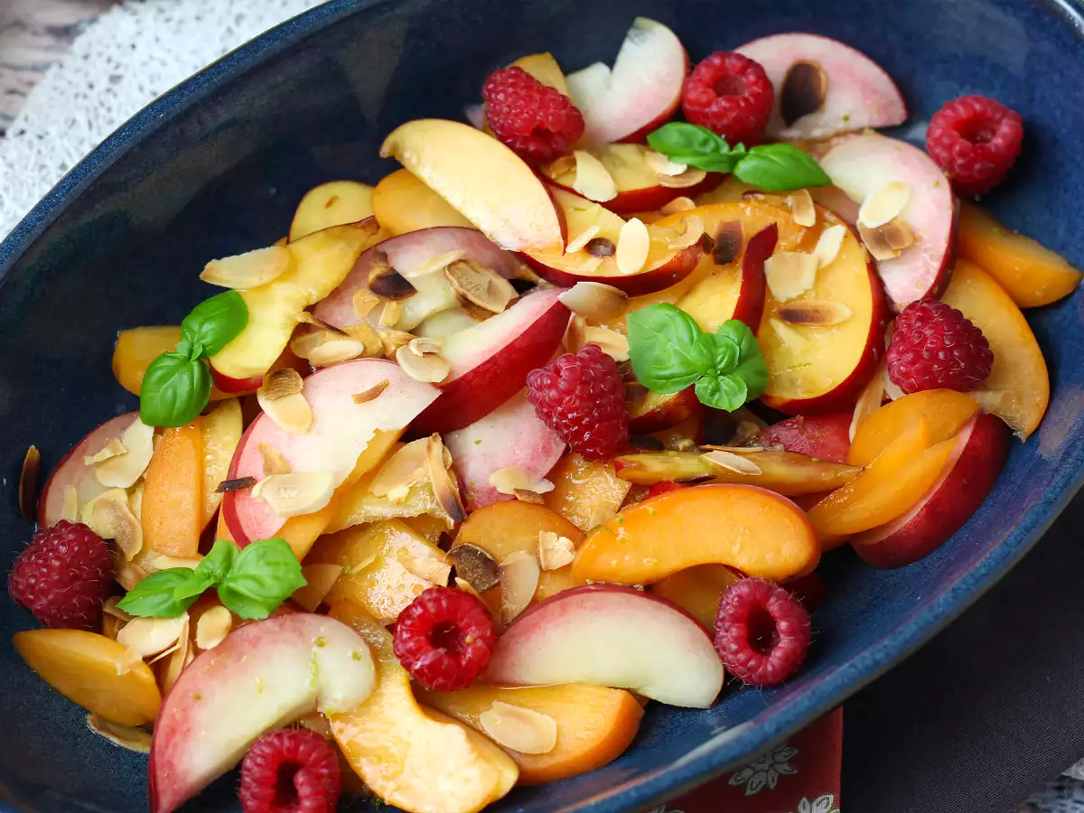 Obstsalat mit Pfirsich, Aprikose und Himbeeren – sommerlich lecker! - foto 2