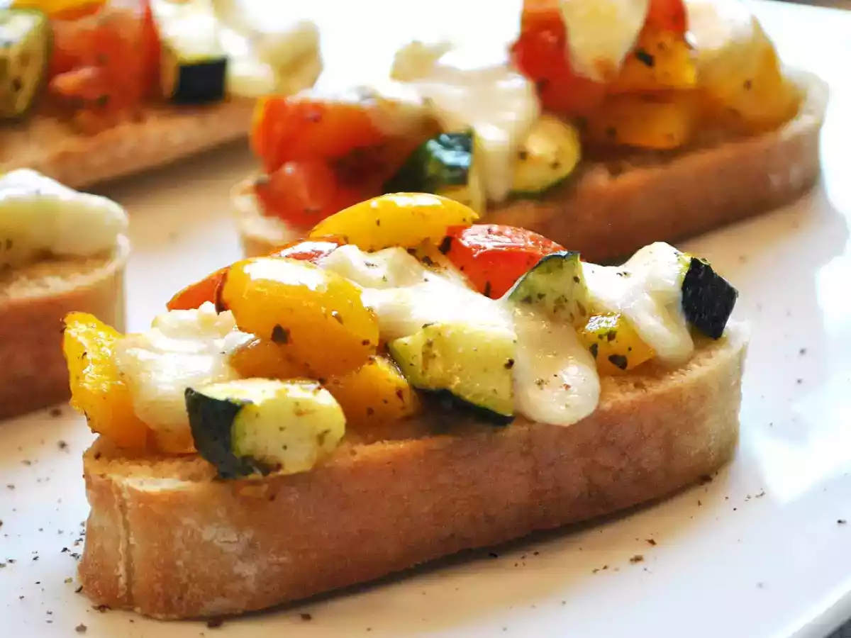 Ofen-Bruschetta mit mediterranem Gemüse & Mozzarella