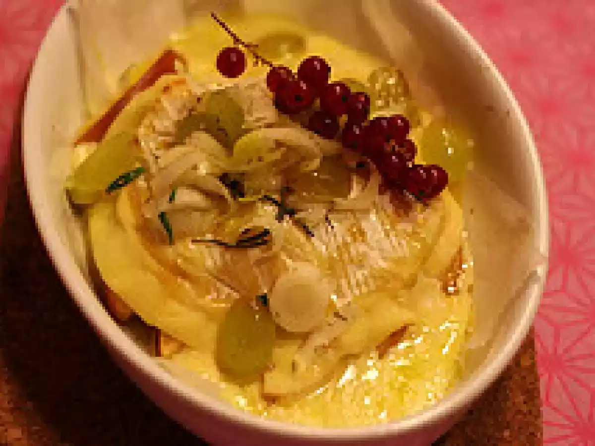 Ofencamenbert mit trauben-rosmarin-salat