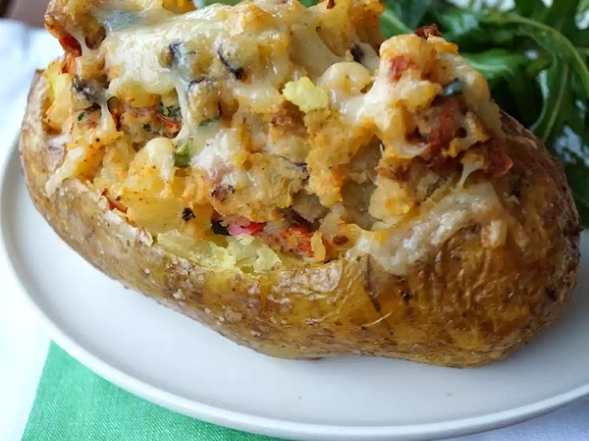 Ofenkartoffeln gefüllt mit Ricotta, Oliven und getrockneten Tomaten