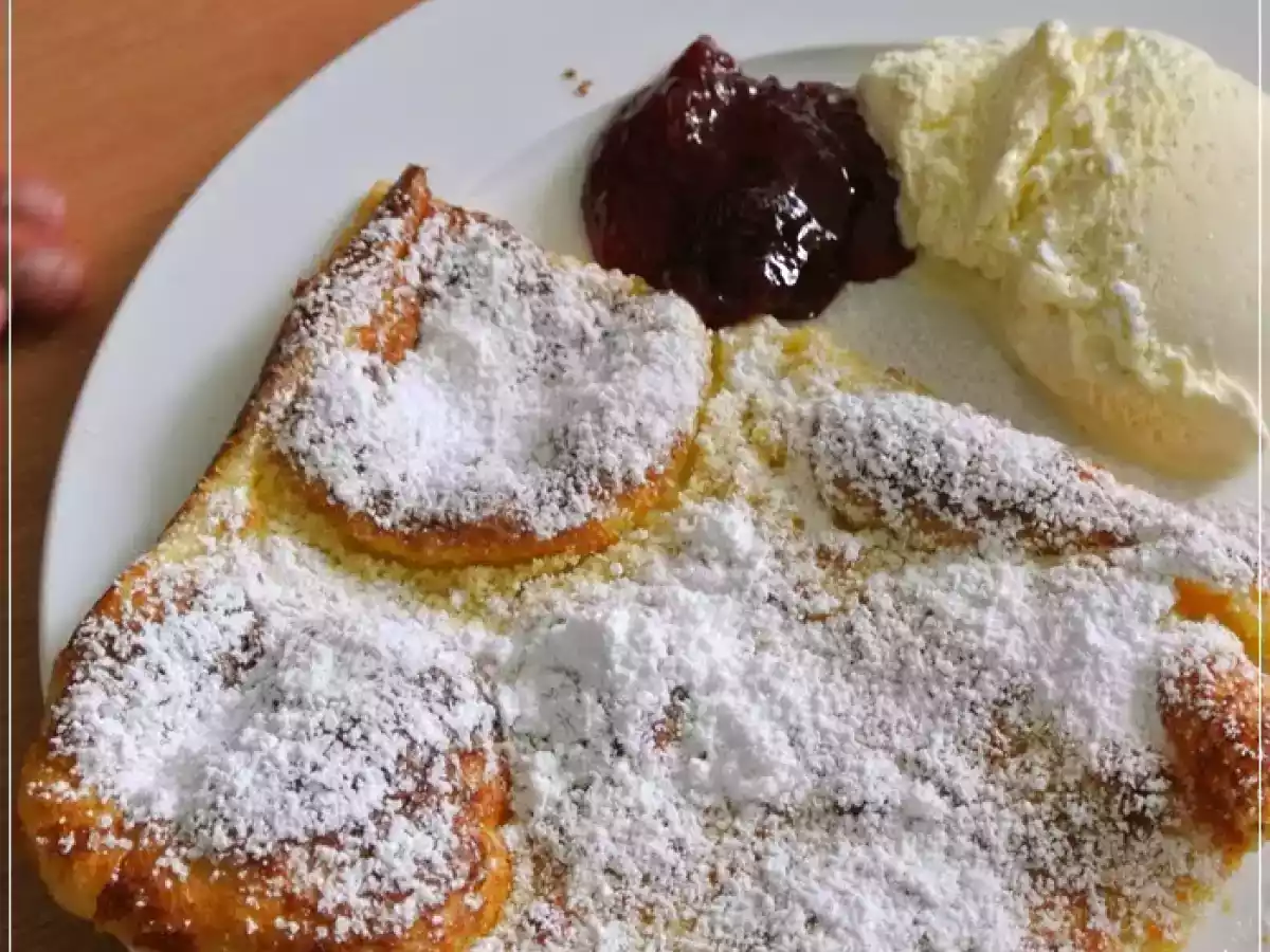 Ofenpfannkuchen mit Vanilleeis und Erdbeermarmelade