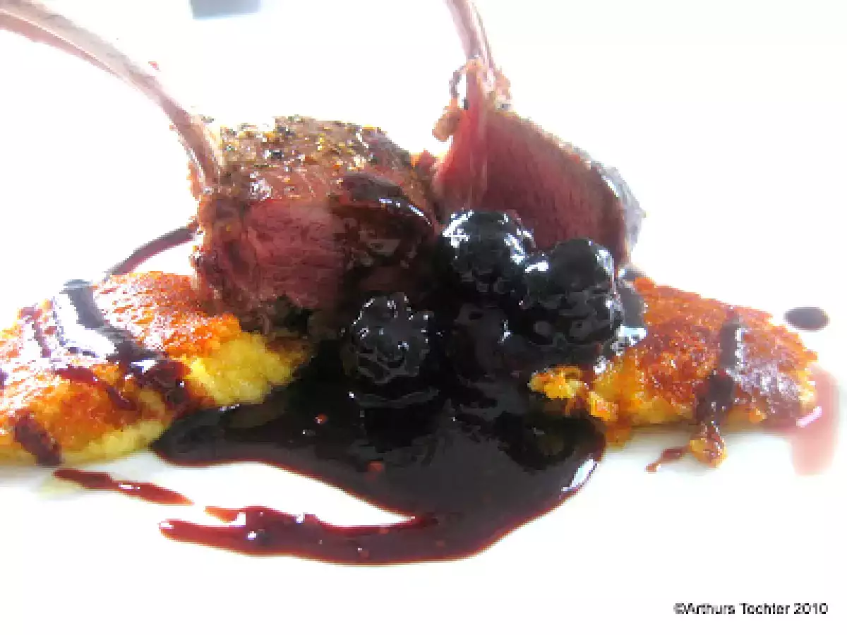Ohne Gedöns - Lammcarree rückwärts mit Brombeerjus und Polentanocken