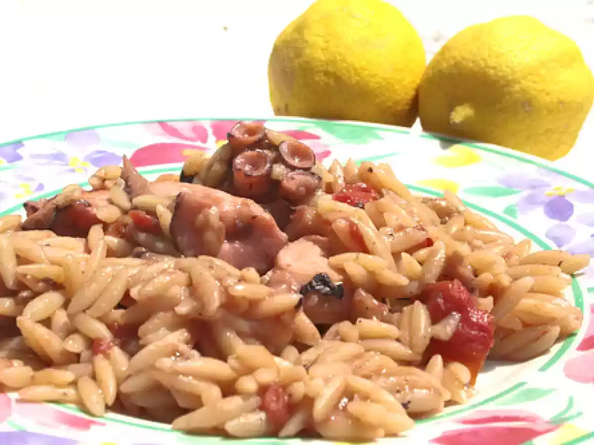 Oktopus mit Pasta Juvetsi me Xtapodi