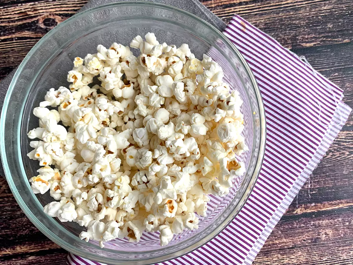 Ölfreies Popcorn in der Mikrowelle zubereiten