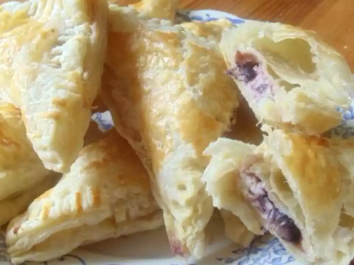 OLIVEN-KÄSE-BLÄTTERTEIGTASCHE