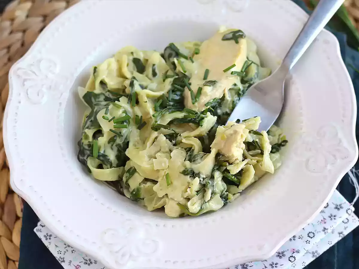 One Pot Pasta mit Spinat, Ziegenkäse und Hühnchen