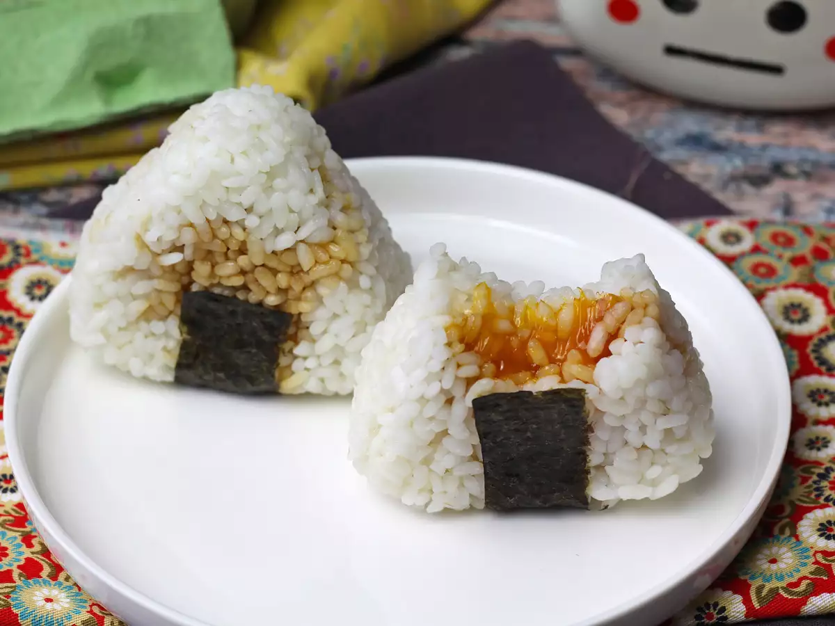 Onigiri mit in Sojasauce marinierten Eigelben - foto 2