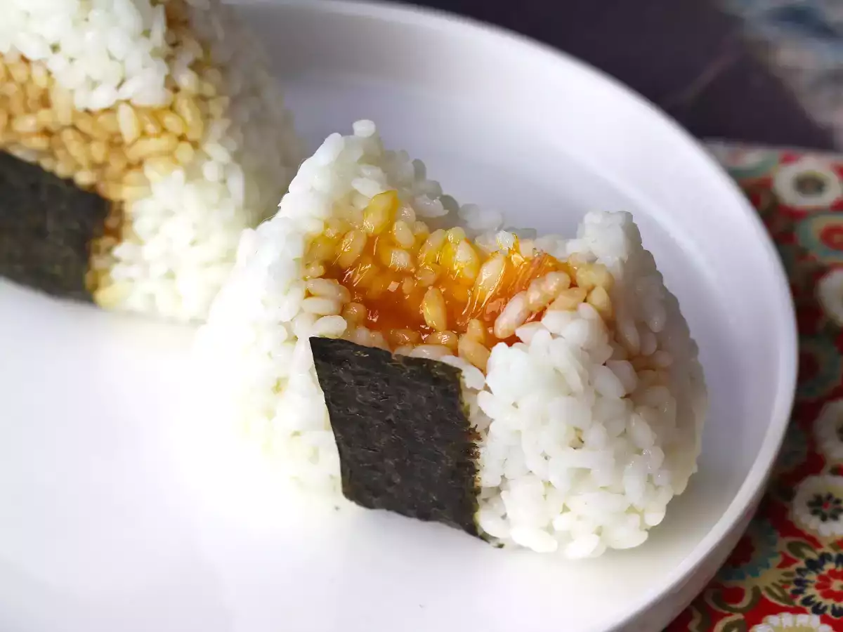 Onigiri mit kandierten Eigelben in Sojasauce