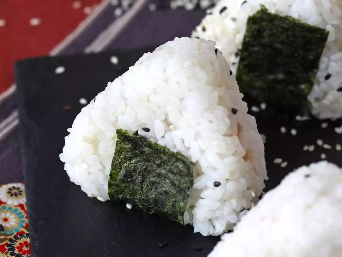 Onigiri mit Thunfisch, das kleine dreieckige Reissandwich aus Japan - おにぎり