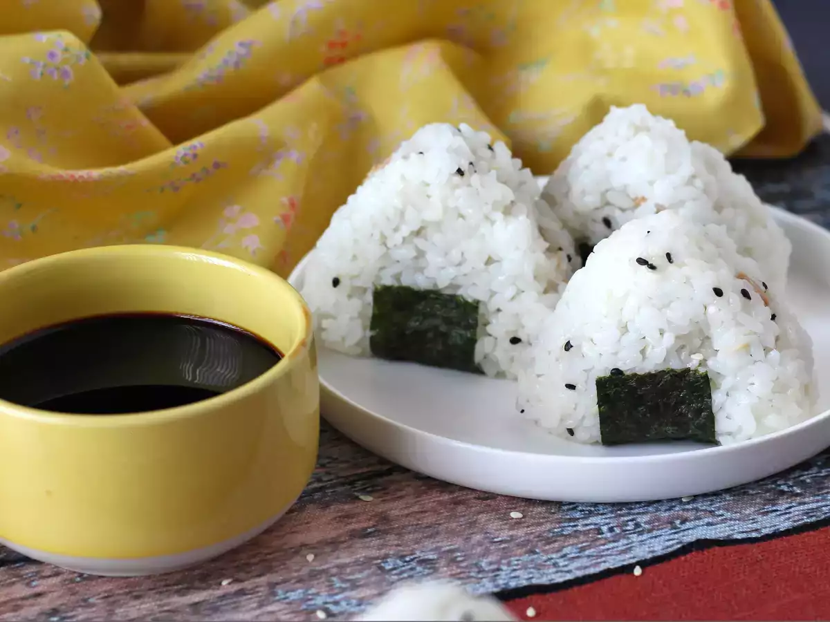 Onigiri mit Thunfisch, das kleine dreieckige Reissandwich aus Japan - おにぎり - foto 3
