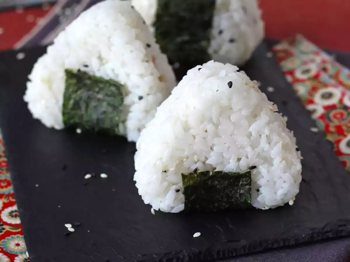 Onigiri mit Thunfisch, das kleine dreieckige Reissandwich aus Japan - おにぎり - foto 4