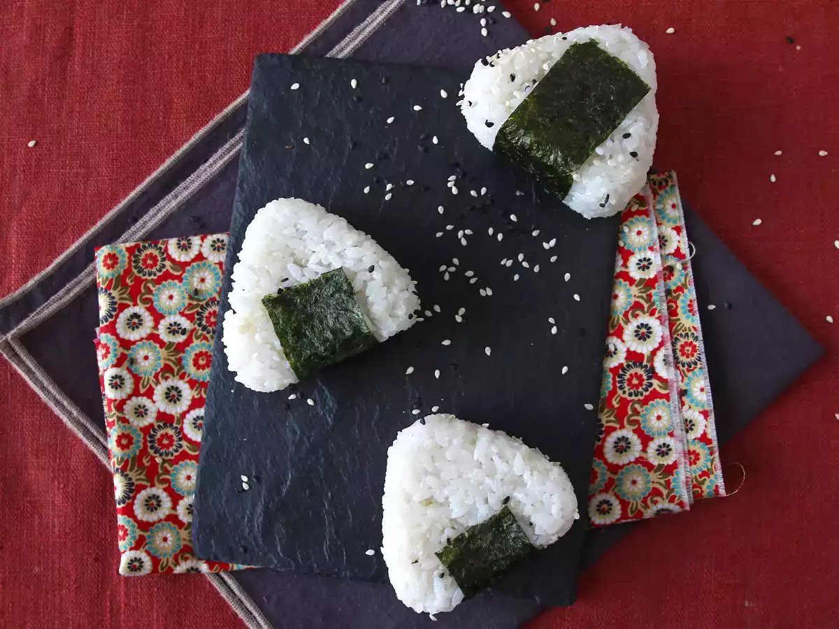 Onigiri mit Thunfisch, das kleine dreieckige Reissandwich aus Japan - おにぎり - foto 5