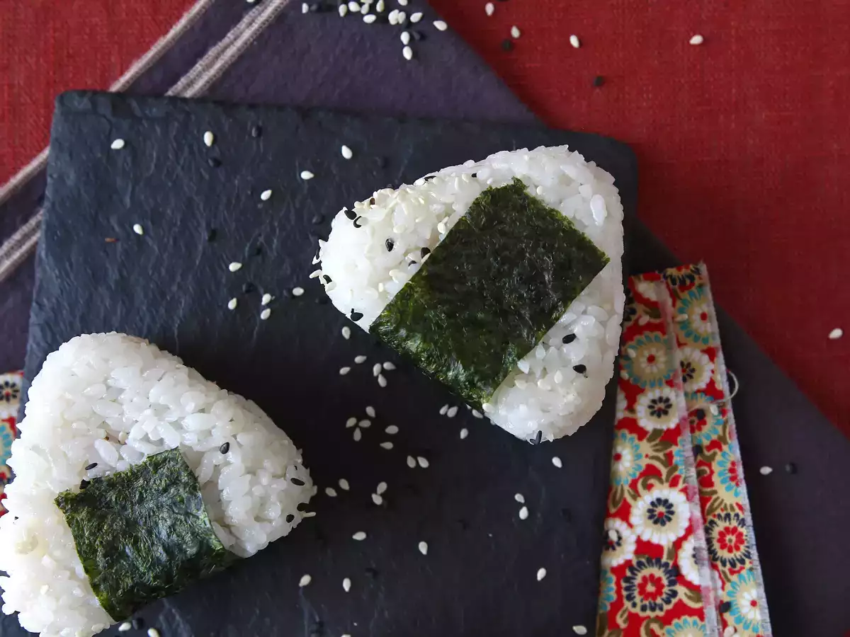 Onigiri mit Thunfisch, das kleine dreieckige Reissandwich aus Japan - おにぎり - foto 9