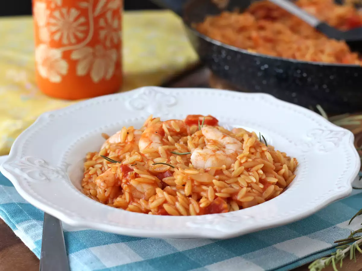 Orzo-Nudeln mit Tomaten und Garnelen, zubereitet wie ein Risotto - foto 2