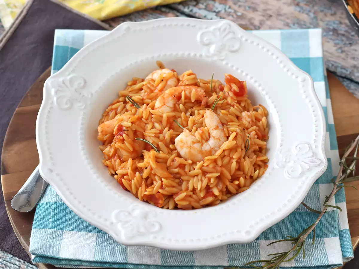 Orzo-Nudeln mit Tomaten und Garnelen, zubereitet wie ein Risotto - foto 3