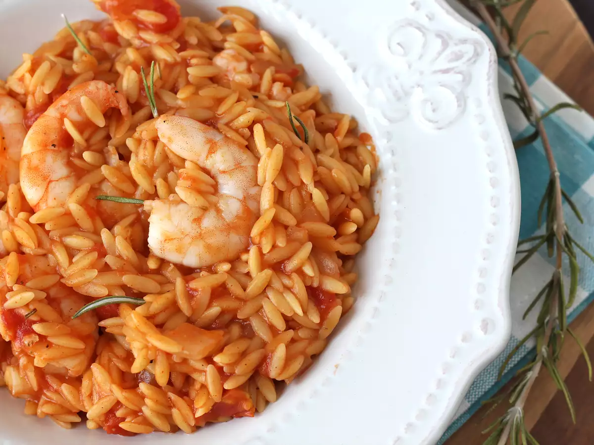 Orzo-Nudeln mit Tomaten und Garnelen, zubereitet wie ein Risotto - foto 4