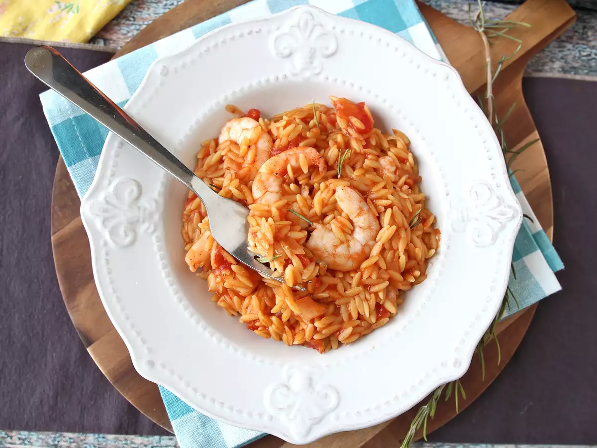 Orzo-Nudeln mit Tomaten und Garnelen, zubereitet wie ein Risotto - foto 6