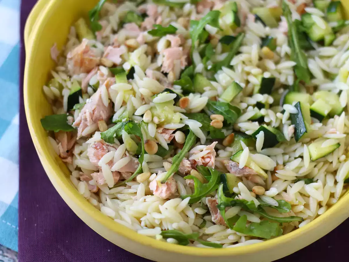 Orzo-Nudelsalat mit Lachs und Zucchini - foto 2