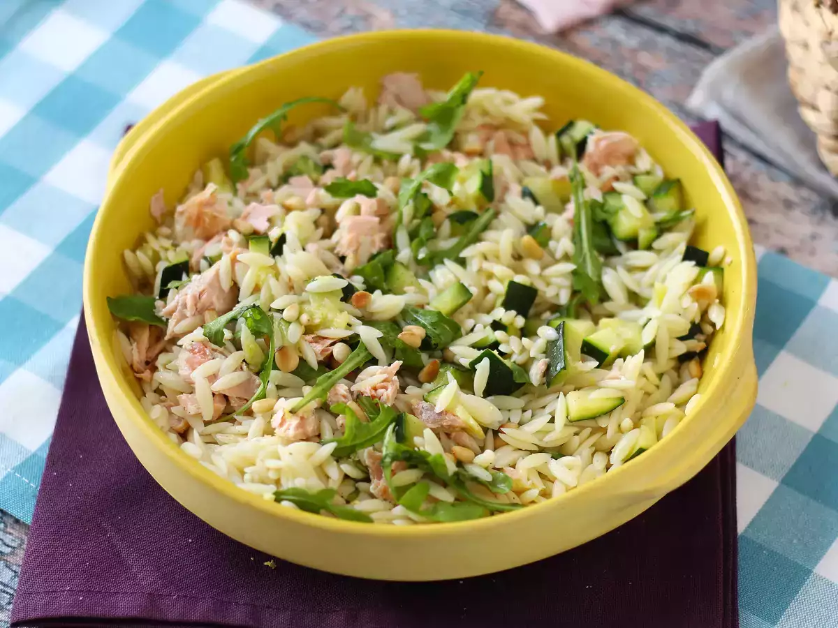 Orzo-Nudelsalat mit Lachs und Zucchini - foto 3