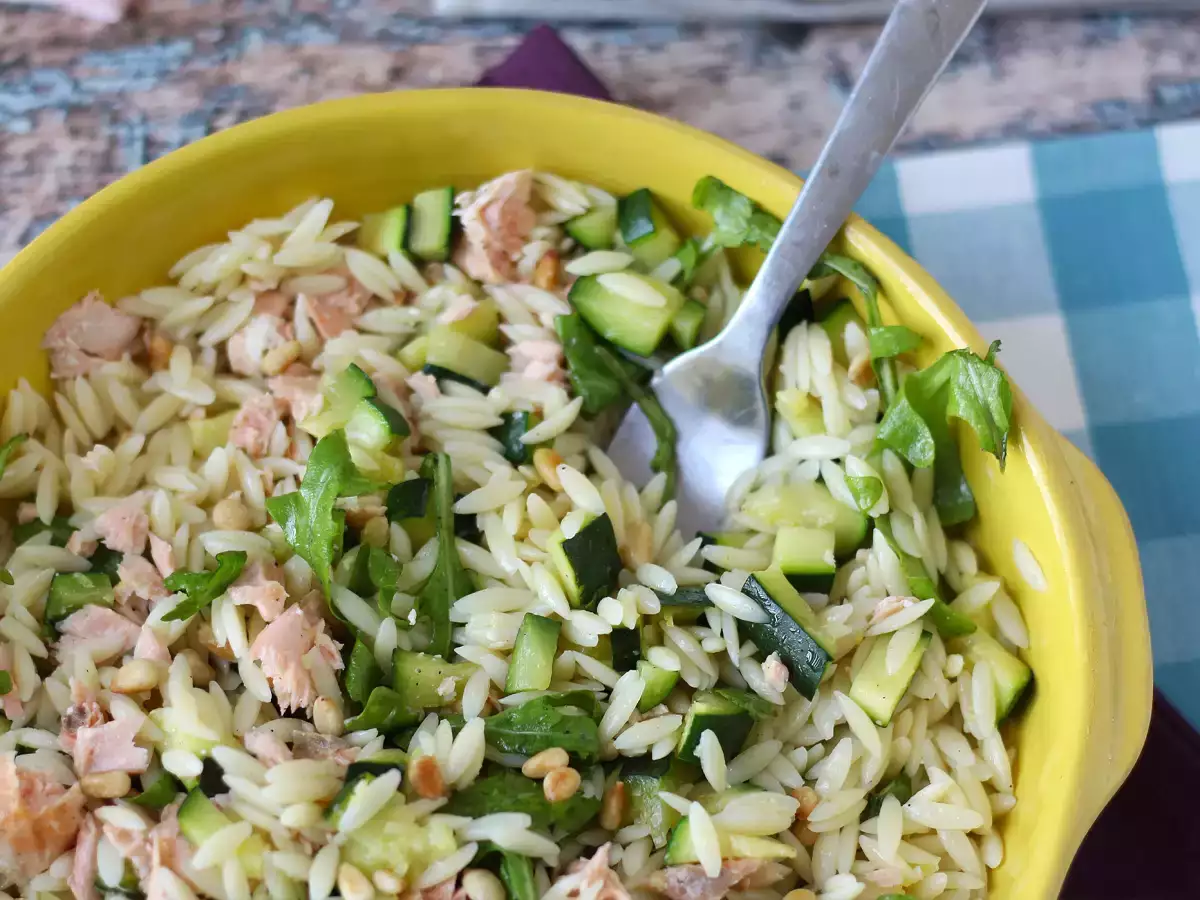 Orzo-Nudelsalat mit Lachs und Zucchini - foto 4